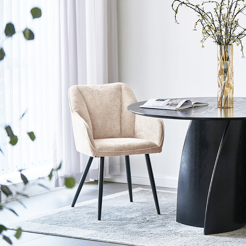 Moderner Sienna Esszimmerstuhl im Freien auf Holzterrasse, zeigt geschwungene Armlehnen und wetterfestes Design, Sienna Garten-Armlehnsessel von OFCASA mit Metallrahmen und weicher Sitzpolsterung in Grau – perfekt für drinnen und draußen