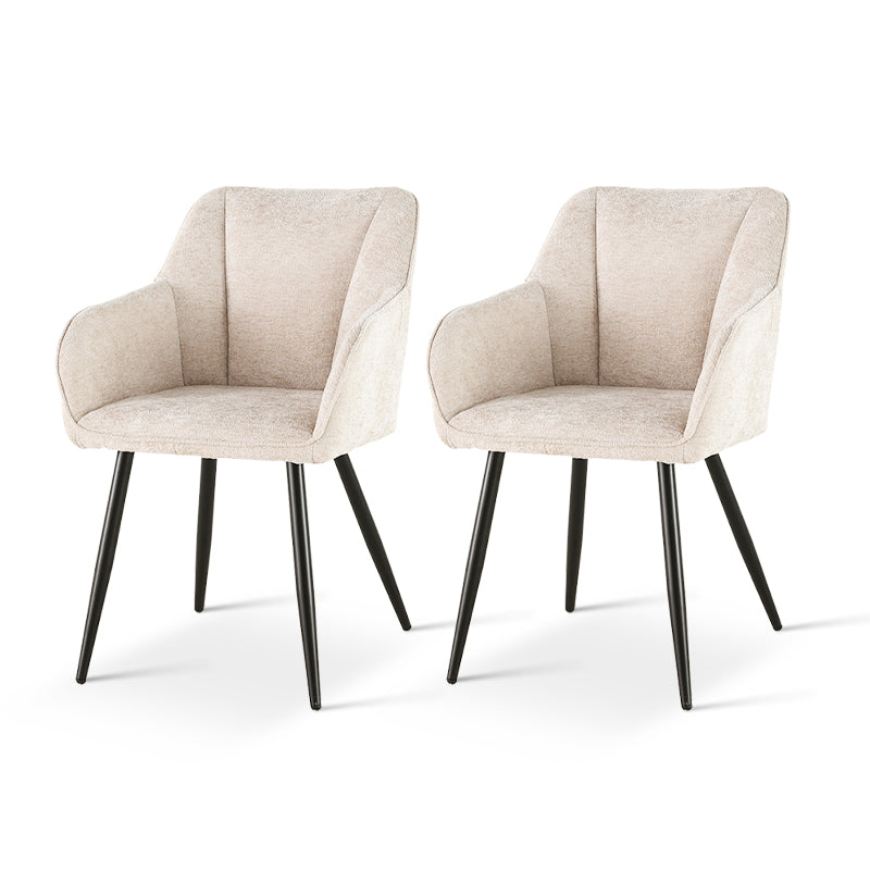 Moderner Sienna Esszimmerstuhl im Freien auf Holzterrasse, zeigt geschwungene Armlehnen und wetterfestes Design, Sienna Garten-Armlehnsessel von OFCASA mit Metallrahmen und weicher Sitzpolsterung in Grau – perfekt für drinnen und draußen