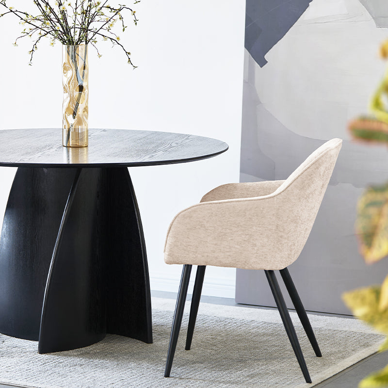 Moderner Sienna Esszimmerstuhl im Freien auf Holzterrasse, zeigt geschwungene Armlehnen und wetterfestes Design, Sienna Garten-Armlehnsessel von OFCASA mit Metallrahmen und weicher Sitzpolsterung in Grau – perfekt für drinnen und draußen