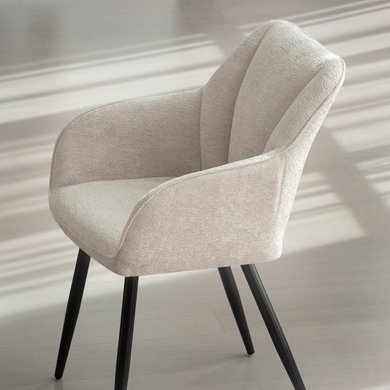 Moderner Sienna Esszimmerstuhl im Freien auf Holzterrasse, zeigt geschwungene Armlehnen und wetterfestes Design, Sienna Garten-Armlehnsessel von OFCASA mit Metallrahmen und weicher Sitzpolsterung in Grau – perfekt für drinnen und draußen