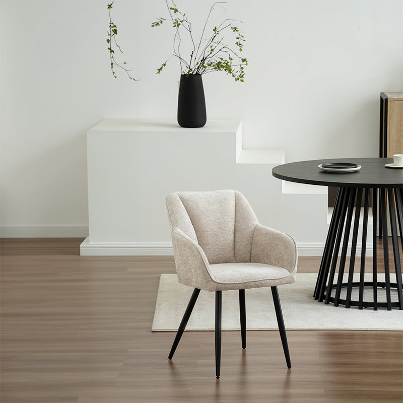 Moderner Sienna Esszimmerstuhl im Freien auf Holzterrasse, zeigt geschwungene Armlehnen und wetterfestes Design, Sienna Garten-Armlehnsessel von OFCASA mit Metallrahmen und weicher Sitzpolsterung in Grau – perfekt für drinnen und draußen