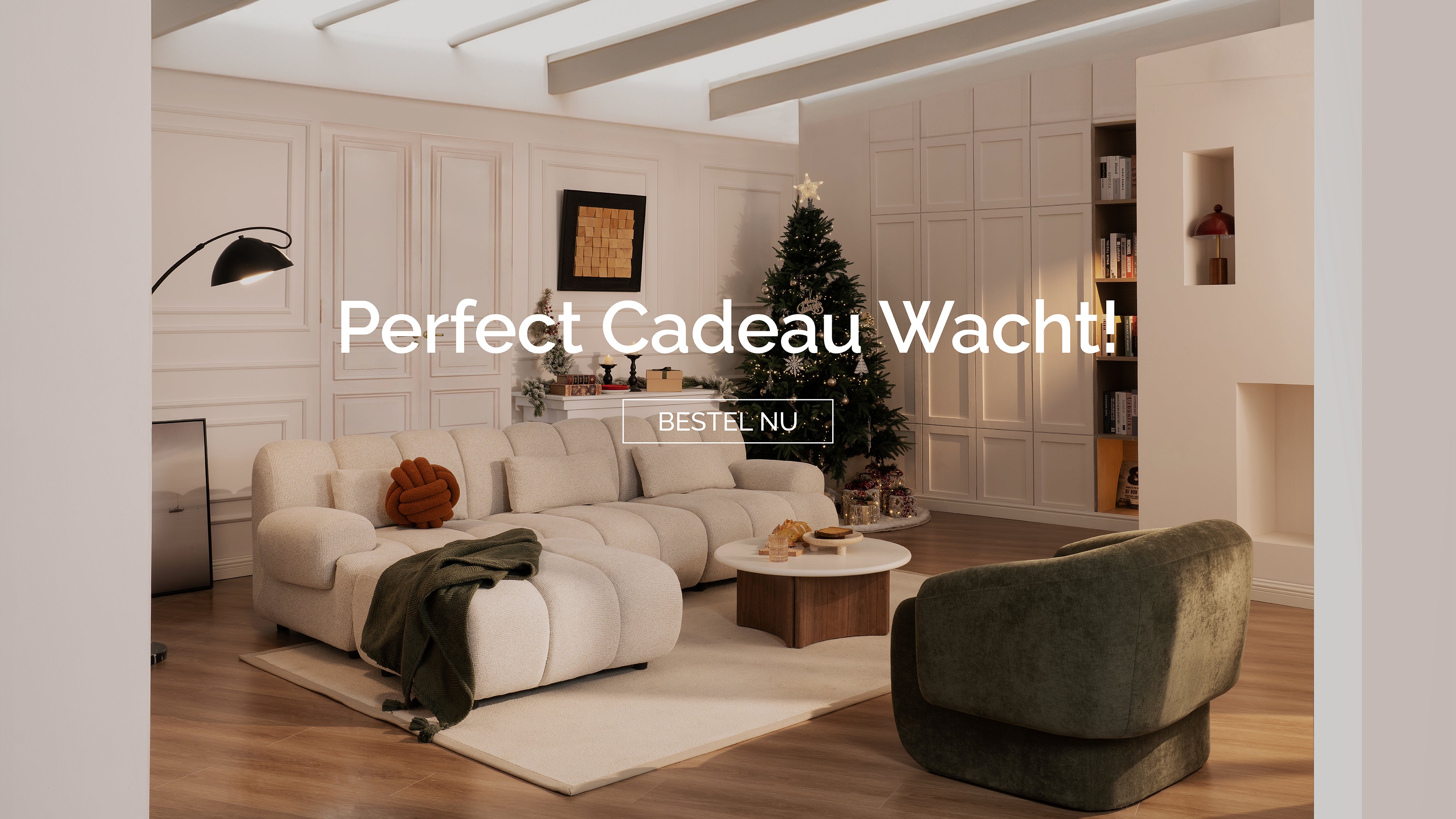 Inspiratie voor kersthuisdecoratie met moderne eetkamerstoelen en een eettafel, versierd met feestelijke kaarsen en dennenappels.